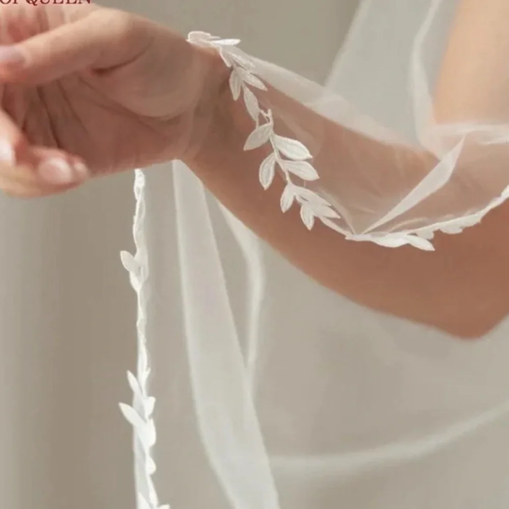 Elegant White Bridal Veil with Lace - Picture 3 of 4